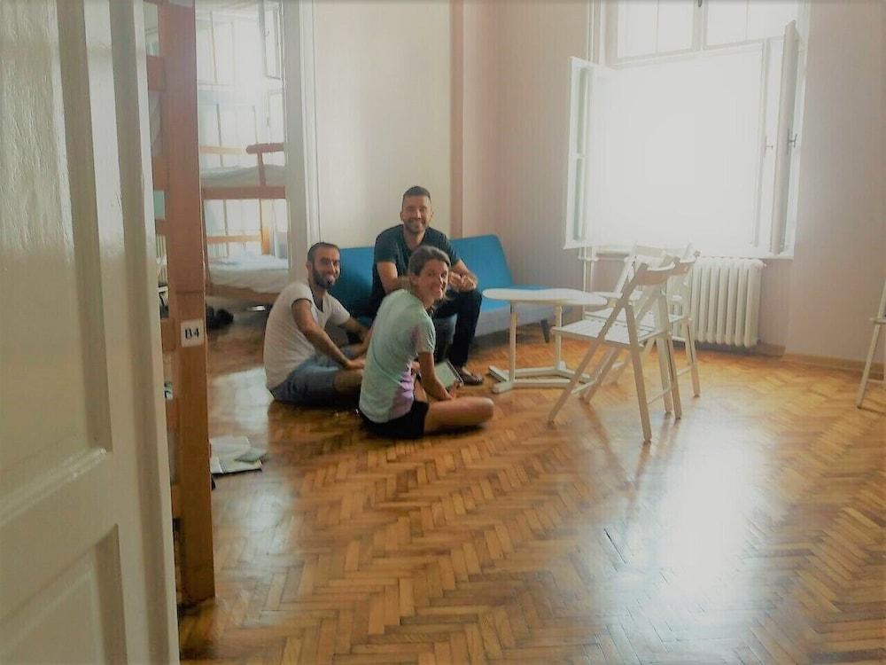 Roommates Hostel Belgrado Buitenkant foto
